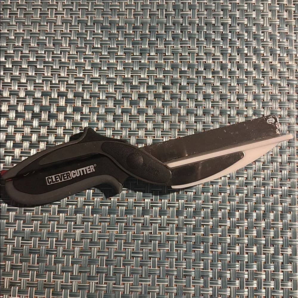 Clever Cutter 2-in-1 Cutting Board scissors